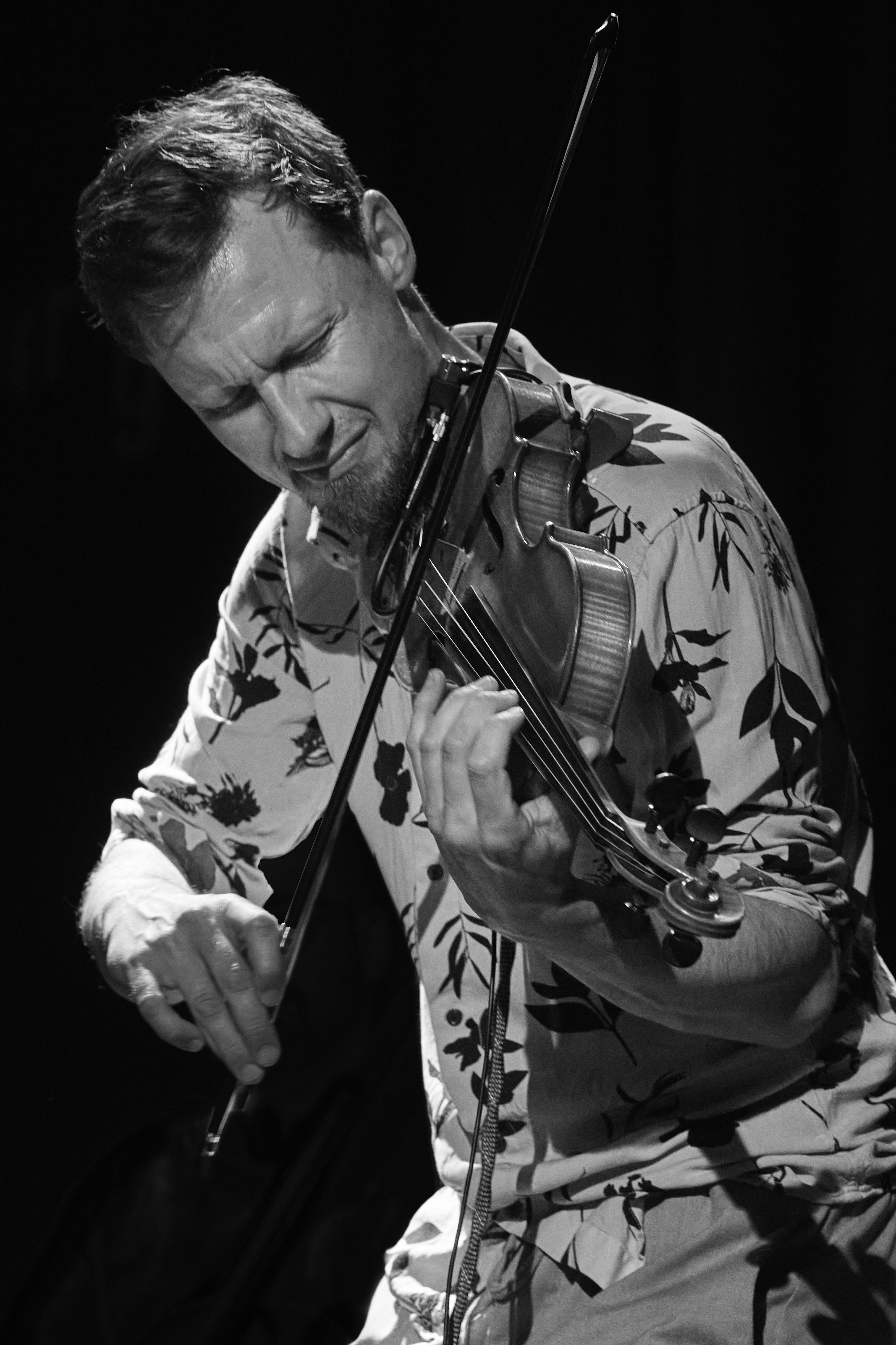 Mann, der auf Geige spielt.